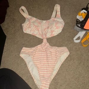⭕️MOVING SALE SEND ME AN OFFER‼️⭕️ Abercrombie one piece bathing suit